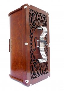 The self-contained Singer. | Wooden sewing machine case, music box mechanism, metal cheese grater. | 25x30x46cm.